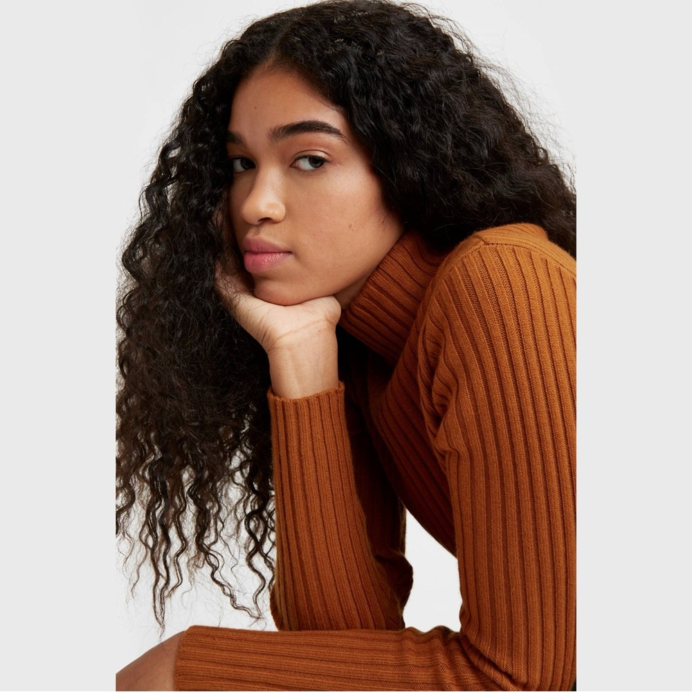 LEVI’S RIB SWEATER .